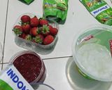Foto langkah ke 2 dari resep Strawberry Matcha Latte.