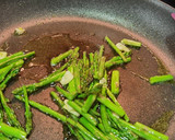 Foto del paso 3 de la receta: Arroz con Espárragos trigueros y pimiento verde