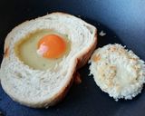 Tükörtojásos szendvics recept fázis 2 fotója