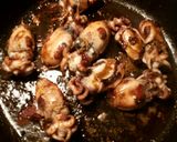 Foto del paso 13 de la receta Choquitos a la plancha en su tinta, con aceite de ajo y perejil