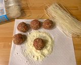 Foto del passaggio 1 della ricetta Polpette di Maiale Avvolte in Noodles