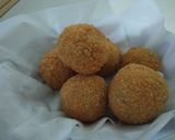Foto langkah ke 3 dari resep Cheese Rice Ball.
