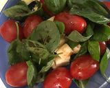 Foto del paso 2 de la receta: Ensalada caprese (Tomates cherry, albahaca y queso)