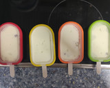 Foto del paso 2 de la receta: Polos de yogur y fruta 🍌🫐