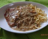 Natúr karajszeletek vargányamártással spaetzle tésztával recept fázis 3 fotója