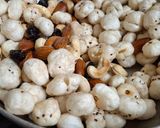 A picture of step 3 of Makhana dry fruits chivda.