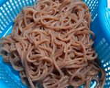Hình bước làm 2 của món Mì gạo lứt (bún gạo lứt) nấu ức gà