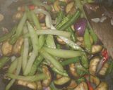 Foto langkah ke 3 dari resep Tumis labu siam kacang panjang dan terong.