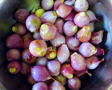 Foto del paso 1 de la receta: Cebollitas morunas en vinagre con toques aromáticos