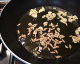 Foto del paso 4 de la receta: Almejas en salsa con ajos y piñones