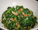 Foto langkah ke 4 dari resep Oseng Daun Pepaya.