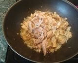 Gombamártással felöntött csirkemell, krumplipürével recept fázis 4 fotója