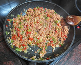 Foto del paso 4 de la receta: Pasta con boloñesa de salchicha con huevos fritos