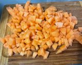 Une image de l'étape 3 de Salade de melon et fruits du jardin au jus d’agrumes.