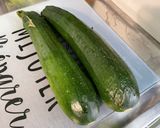 Une image de l'étape 1 de Courgettes à l'ail rose et épices indiennes.