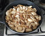 Foto del paso 5 de la receta: Champiñones con beicon en salsita de vino blanco