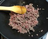 Une image de l'étape 2 de Ramens au bœuf, champignons, tomates, prune et coriandre.