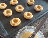Foto langkah ke 5 dari resep Cranberry Cheese Tumbprint.