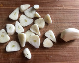 Foto del paso 1 de la receta: Bacalao con gambones al ajillo y habas con ajos tiernos