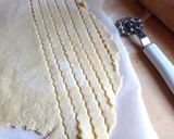 Foto del passaggio 6 della ricetta Crostata con crema pasticcera e marmellata di fragole 🌹