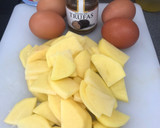 Foto del paso 1 de la receta: Receta número 300: Tortilla de patatas con salsa de trufa 😱😱
