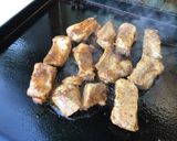 Une image de l'étape 5 de Travers de porc marinés sucrés salés grillés à la plancha.