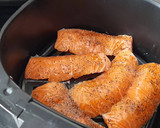 Foto del paso 1 de la receta: Salmón con espaguetis de calabacín y salsa de yogur - en freidora de aire-