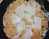 Foto langkah ke 5 dari resep Martabak mie keju pedas.