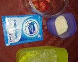 Foto langkah ke 1 dari resep Milkshake Strawberry Simple.