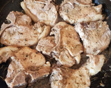 Foto del paso 4 de la receta: Chuletas de cerdo al sartén con guarnición