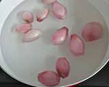 Mézes-fűszeres-málnaecetes hagyma recept fázis 1 fotója