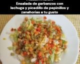 Foto del paso 9 de la receta: Ensalada de garbanzos con lechuga y picadillo de pepinillos y zanahorias a tu gusto
