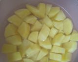 A picture of step 1 of Bhindi Aloo.