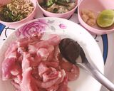 รูปขั้นตอนการทำที่ 1 ของ หมูผัดกะปิ