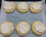 Foto langkah ke 5 dari resep Strawberry Cream Cheese Crumble Bread.
