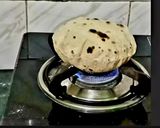 तवा रोटी (Tawa Roti recipe in hindi) रेसिपी चरण 3 फोटो