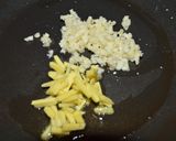 Une image de l'étape 2 de Ramyeon pak choi et œufs mollets.
