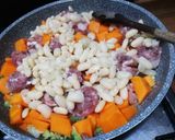 Foto del passaggio 2 della ricetta Zuppa di fagioli con zucca e salsiccia 🍲🍖🎃