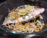 Foto del paso 2 de la receta: Dorada al horno con cebolla caramelizada y puré de boniato con l