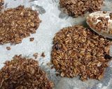 Foto del paso 4 de la receta: Galletitas de granola, chocolate y miel