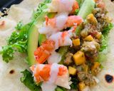 Hình bước làm 11 của món Vào bếp cùng con: Taco tôm với tortilla từ bột mì và sốt salsa xoài