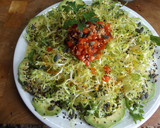 Foto del paso 2 de la receta: Ensalada de escarola y aguacates con semillas