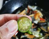 Gambar langkah 3 resipi Telur Century Goreng Halia.