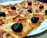 Foto del paso 6 de la receta: Pizza 3 quesos con york y aceitunas
