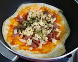 Foto langkah ke 5 dari resep Pizza teflon homemade tanpa ulen.