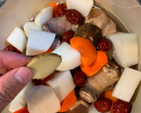 【老菜脯無花果雞湯】來一碗熱騰騰的湯補身的食譜步驟3照片