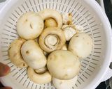 Hình bước làm 1 của món Nấm nút chiên bia