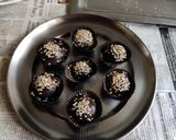 ড্রাই ফ্রুট ট্রাফলস্(dry fruit truffles recipe in bengali) রেসিপির ধাপ 9 ছবি