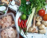 รูปขั้นตอนการทำที่ 1 ของ "ต้มข่าไก่" Chicken Coconut Soup 🐔🌶🍅🌿