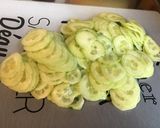 Une image de l'étape 3 de Salade de concombres marinés au chèvre frais, citron, oignon rouge et persil.